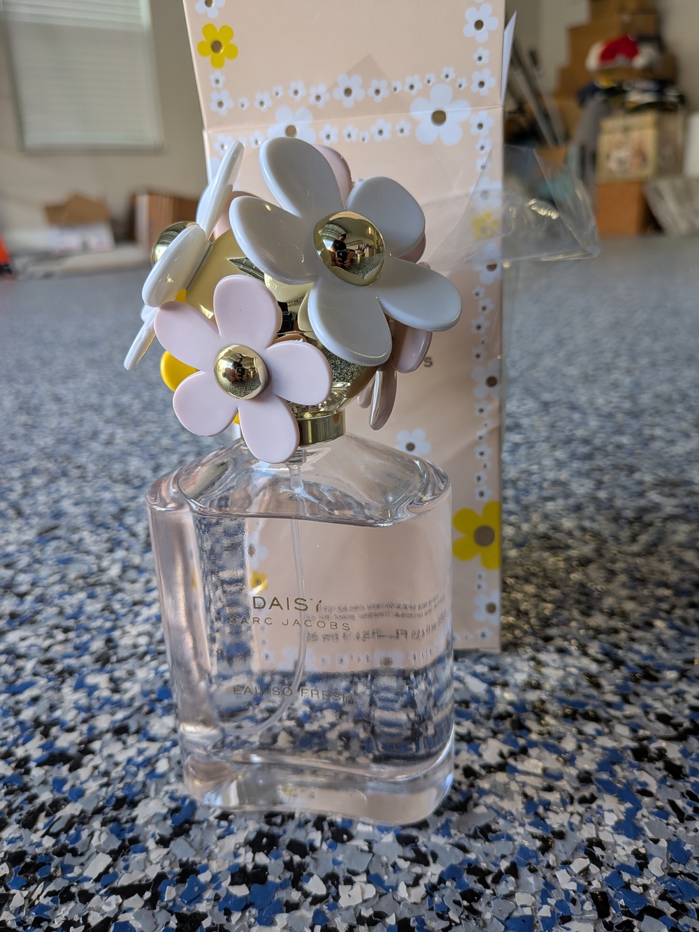 Marc Jacobs Daisy Bouquet Bottle Top in Pink, White & Gold